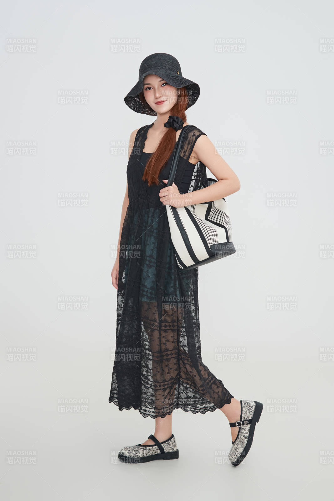 在摄影棚拍摄的青年时尚女性图片