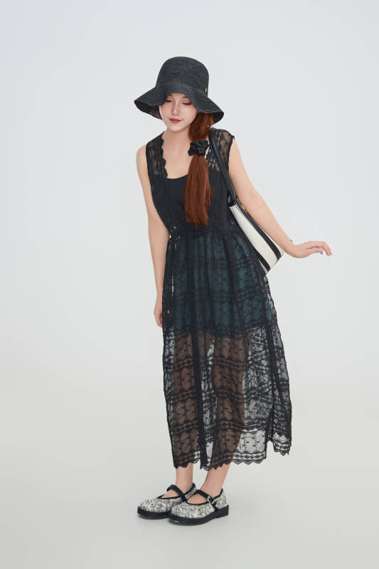 在摄影棚拍摄的青年时尚女性图片