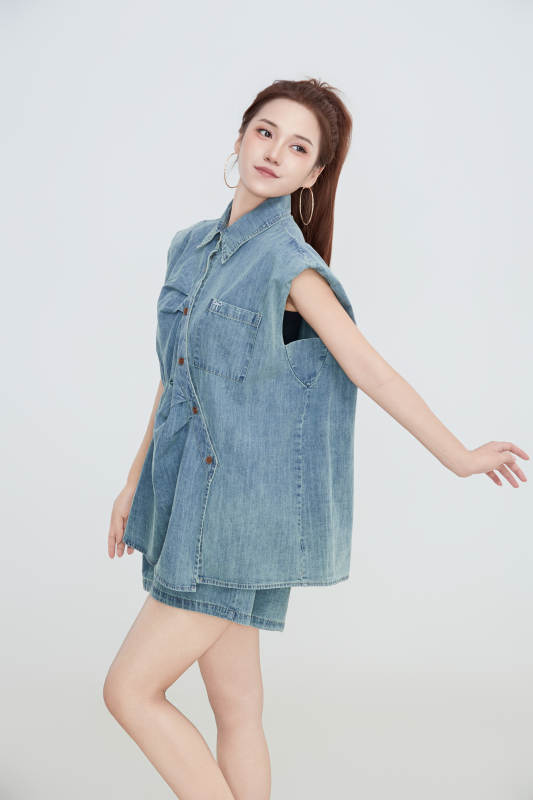 在摄影棚拍摄的青年时尚女性图片