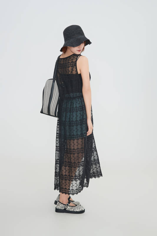 在摄影棚拍摄的青年时尚女性图片