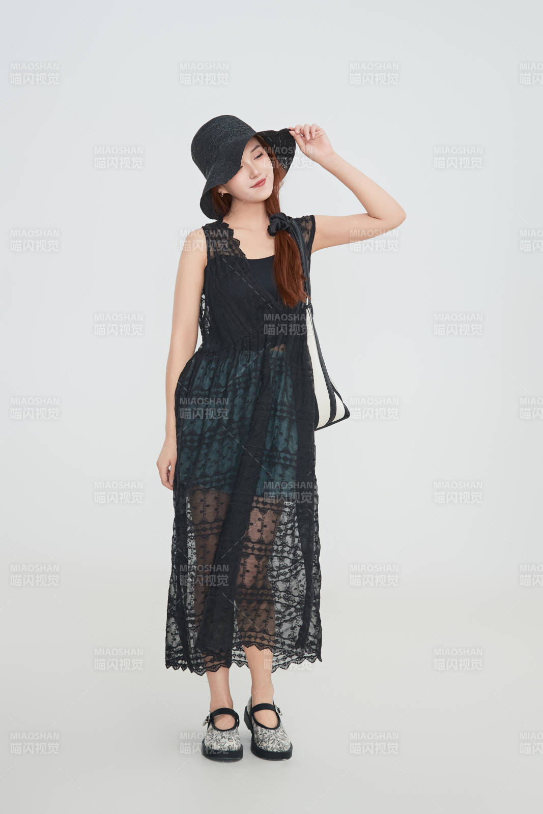 在摄影棚拍摄的青年时尚女性图片
