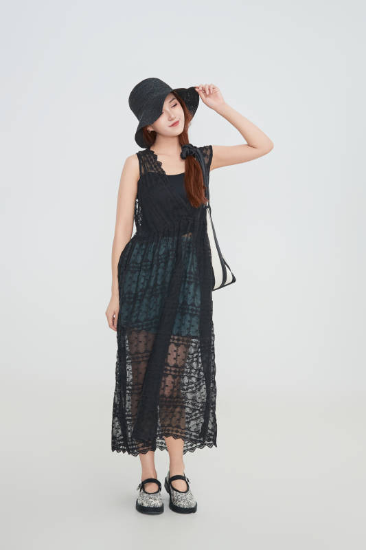 在摄影棚拍摄的青年时尚女性图片