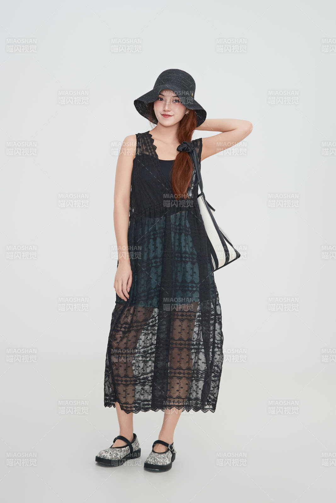 在摄影棚拍摄的青年时尚女性图片