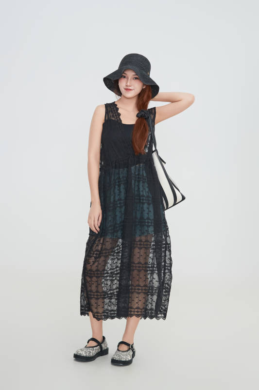 在摄影棚拍摄的青年时尚女性图片