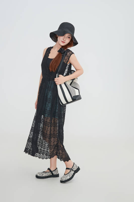 在摄影棚拍摄的青年时尚女性图片