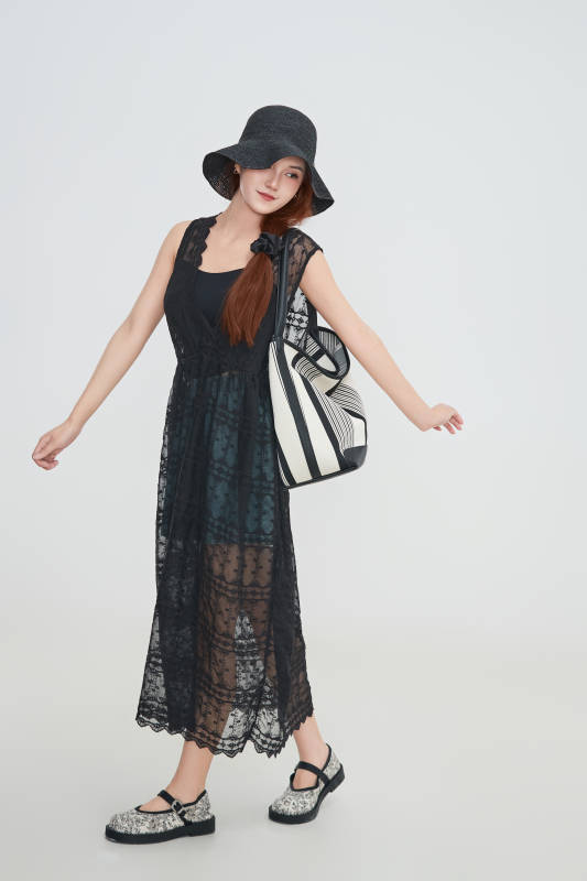 在摄影棚拍摄的青年时尚女性图片