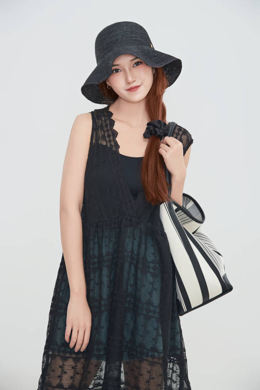 在摄影棚拍摄的青年时尚女性图片