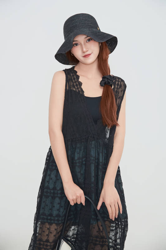 在摄影棚拍摄的青年时尚女性图片