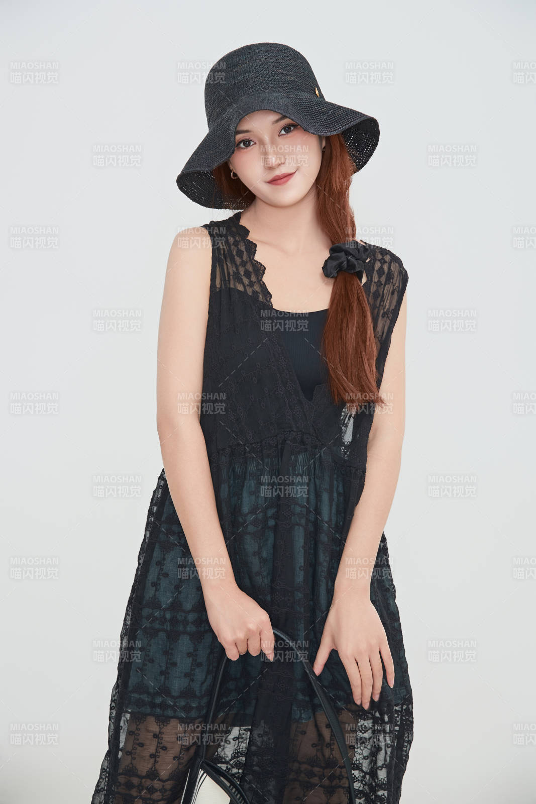 在摄影棚拍摄的青年时尚女性图片