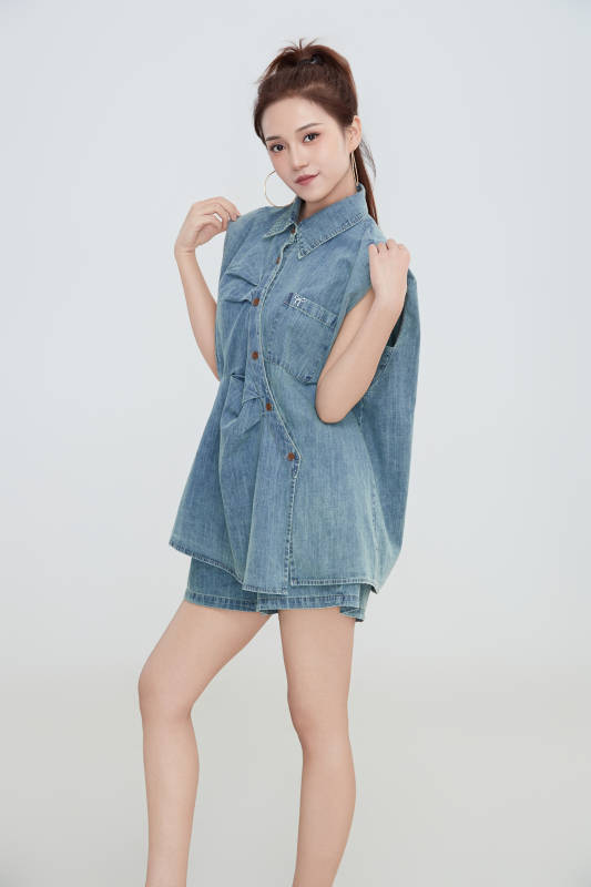 在摄影棚拍摄的青年时尚女性图片