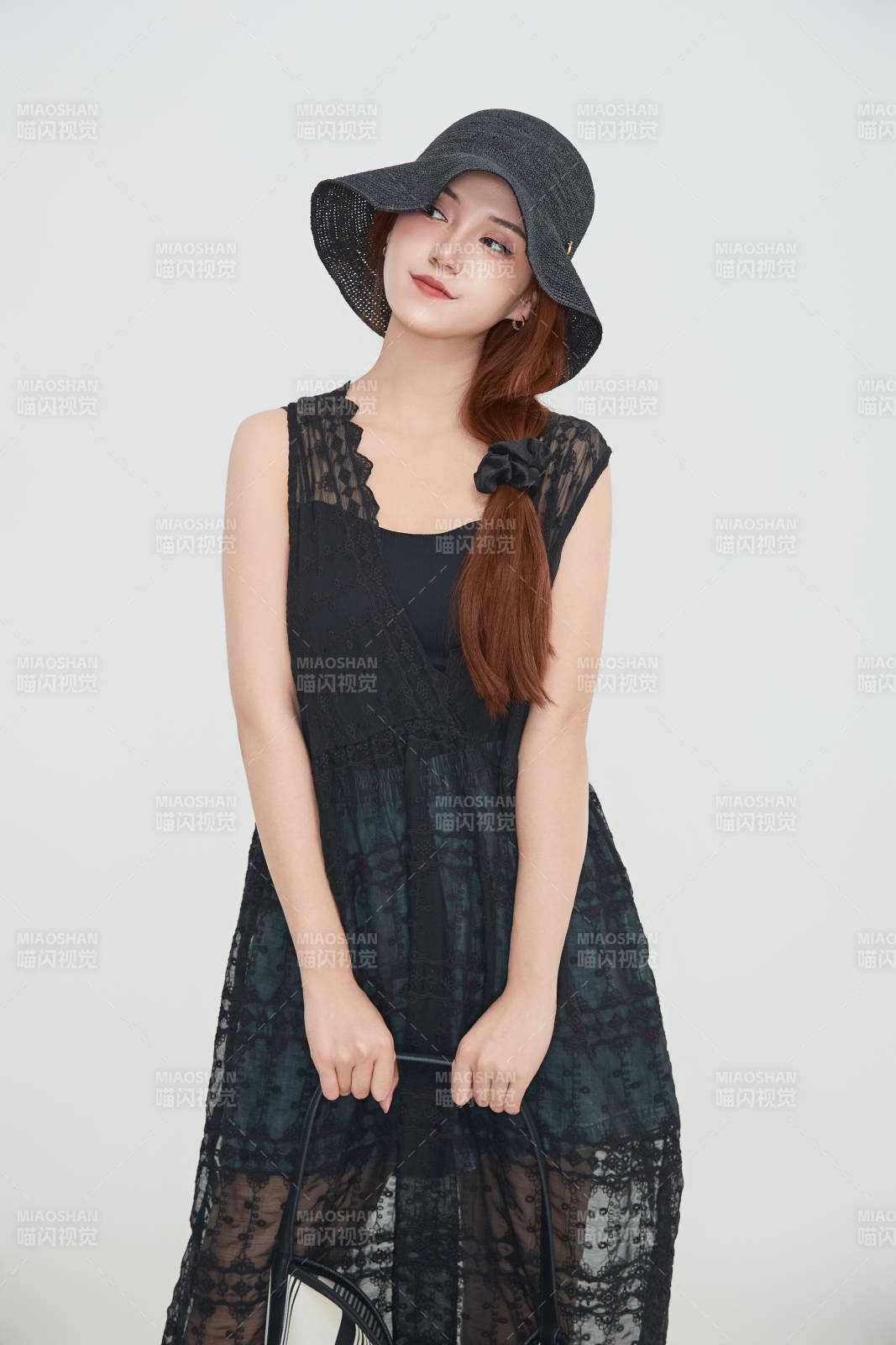 在摄影棚拍摄的青年时尚女性图片