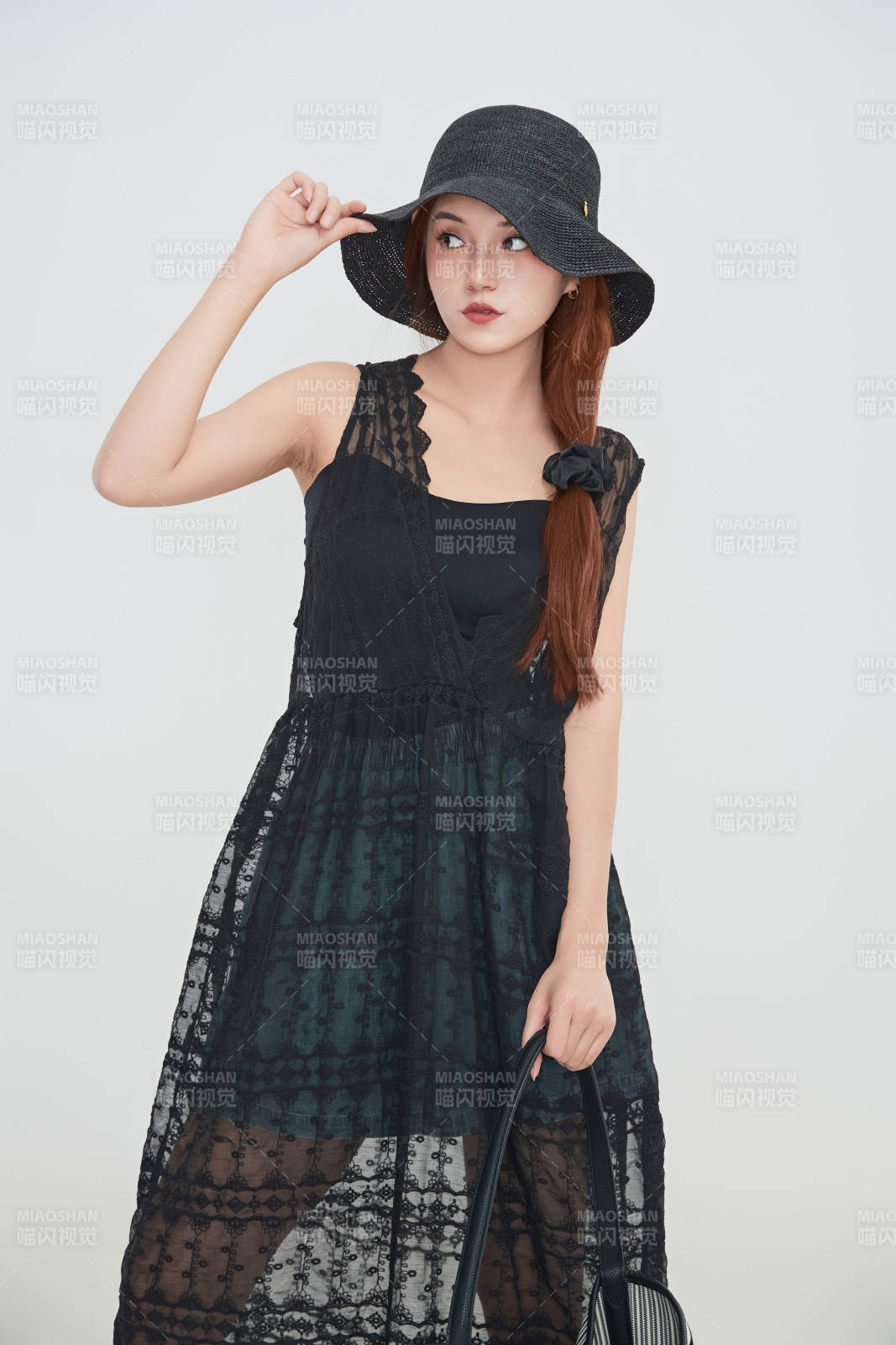 在摄影棚拍摄的青年时尚女性图片