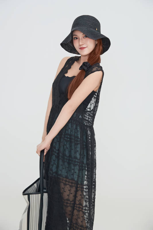 在摄影棚拍摄的青年时尚女性图片