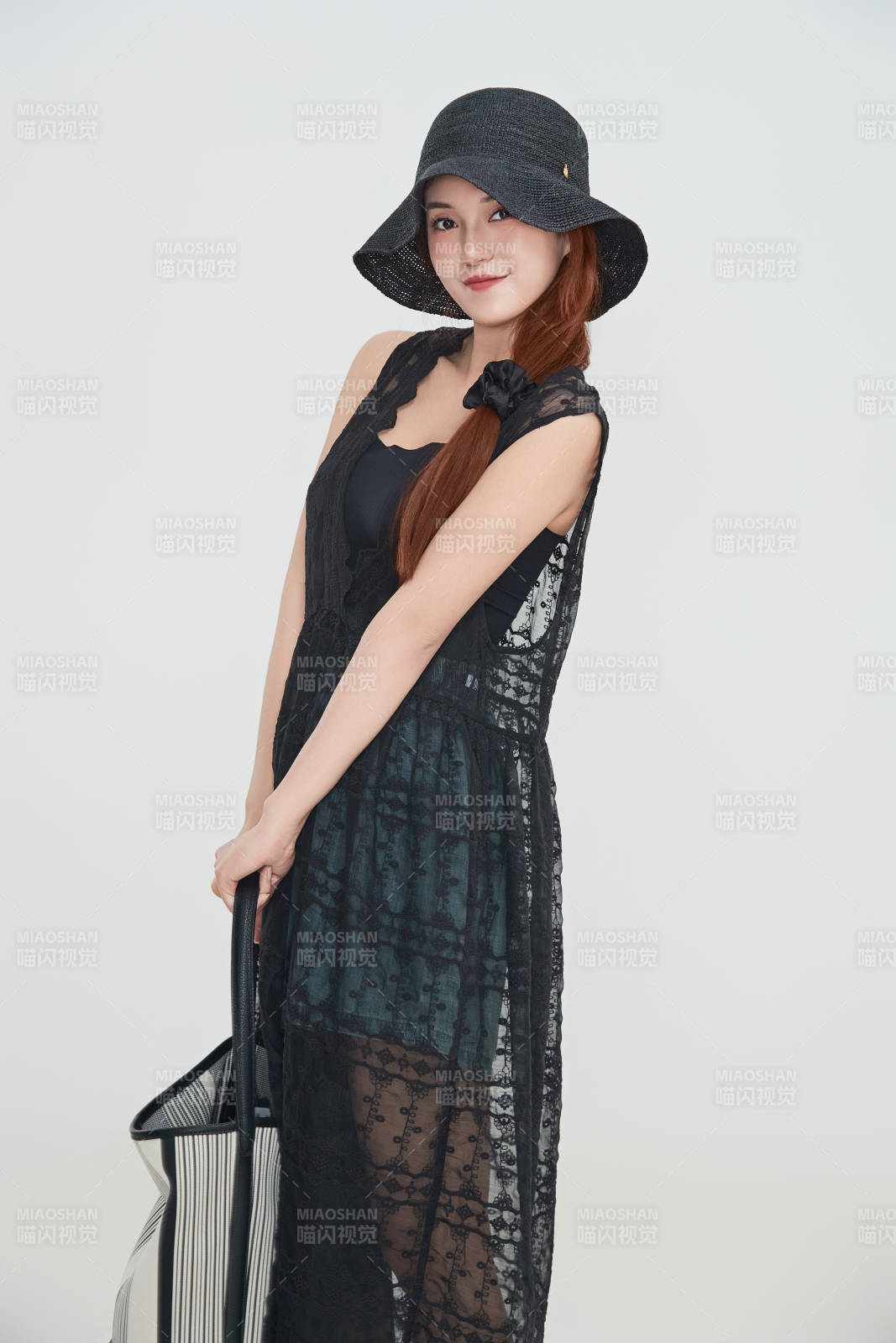 在摄影棚拍摄的青年时尚女性图片