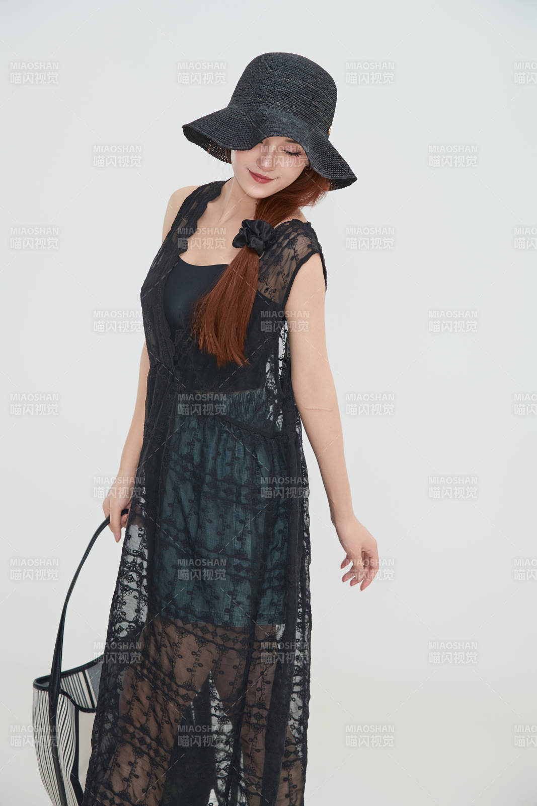 在摄影棚拍摄的青年时尚女性图片