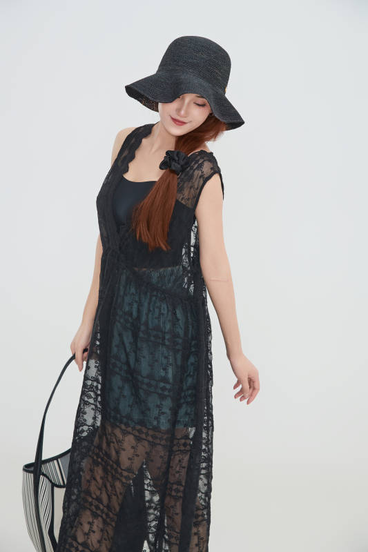 在摄影棚拍摄的青年时尚女性图片