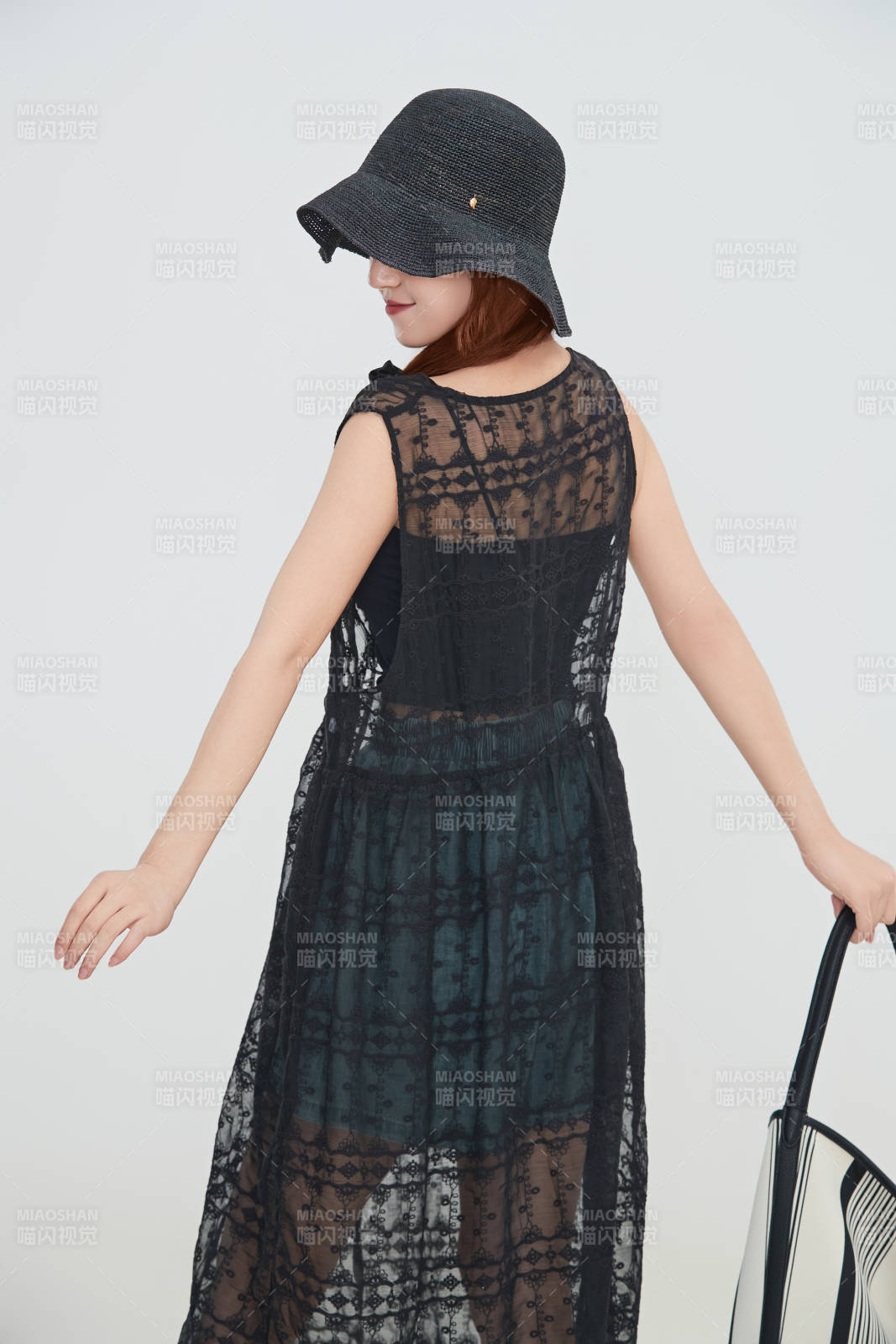 在摄影棚拍摄的青年时尚女性图片