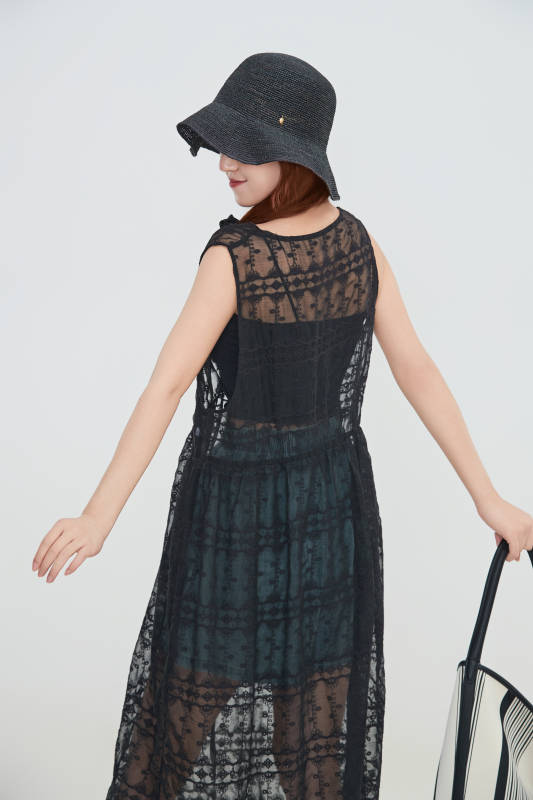 在摄影棚拍摄的青年时尚女性图片