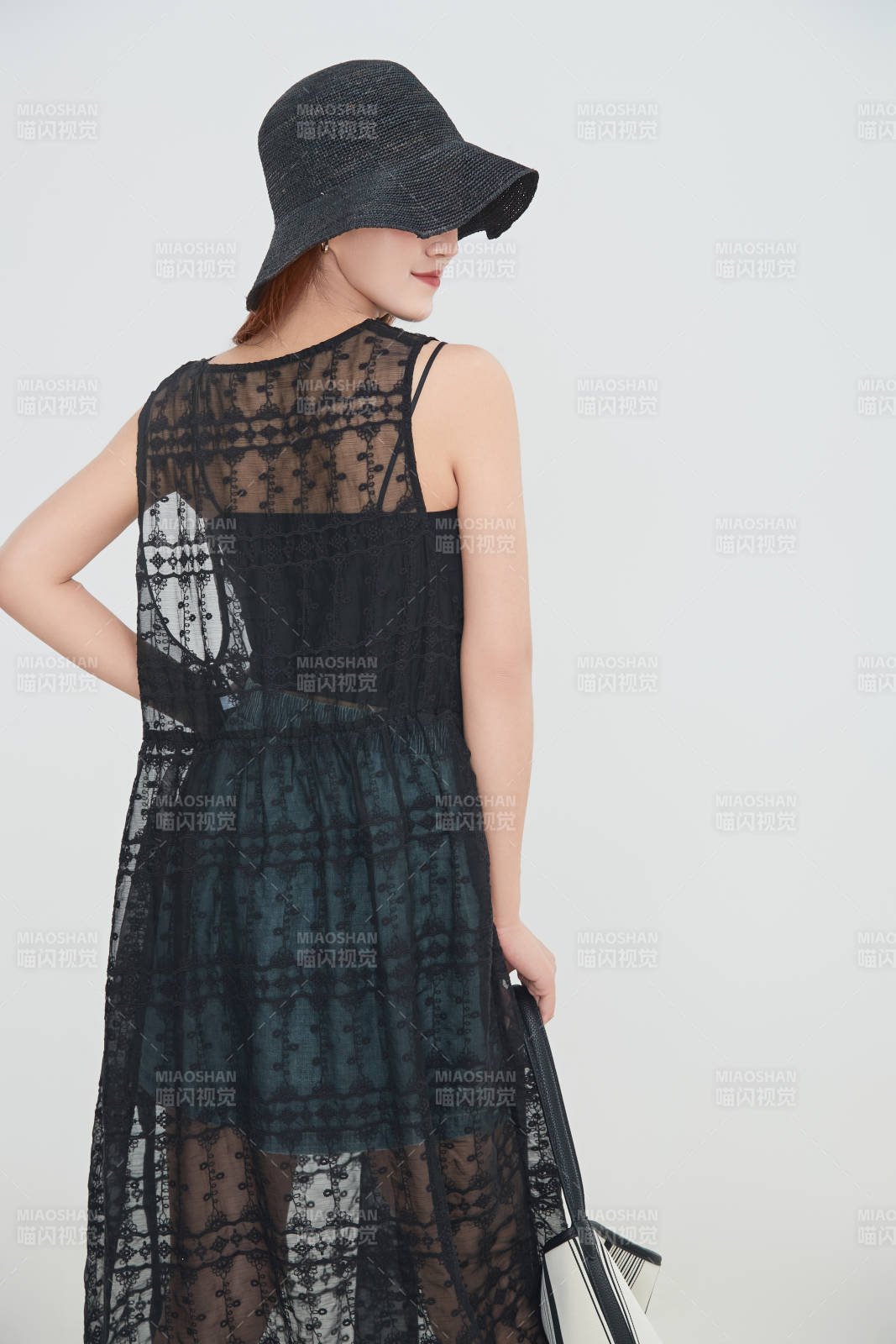 在摄影棚拍摄的青年时尚女性图片