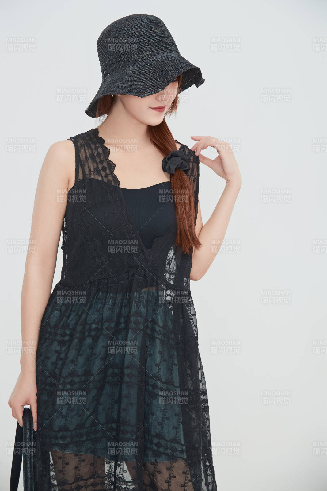 在摄影棚拍摄的青年时尚女性图片