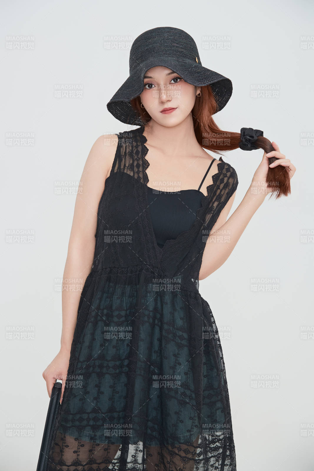 在摄影棚拍摄的青年时尚女性图片