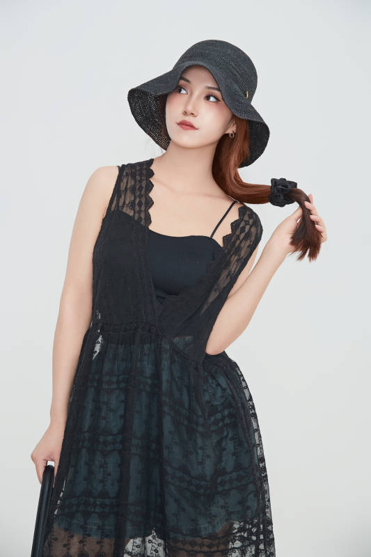 在摄影棚拍摄的青年时尚女性图片