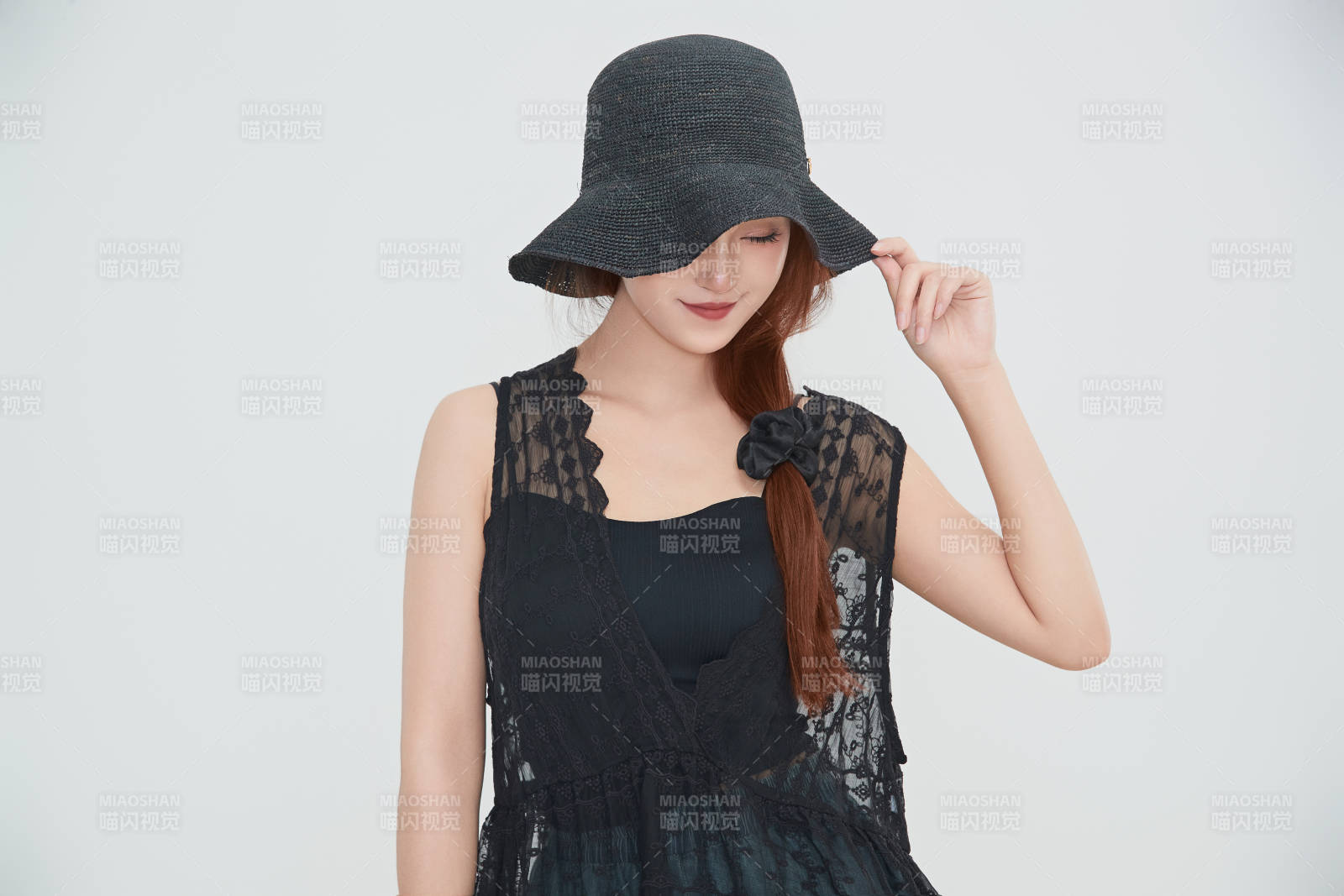 在摄影棚拍摄的青年时尚女性图片