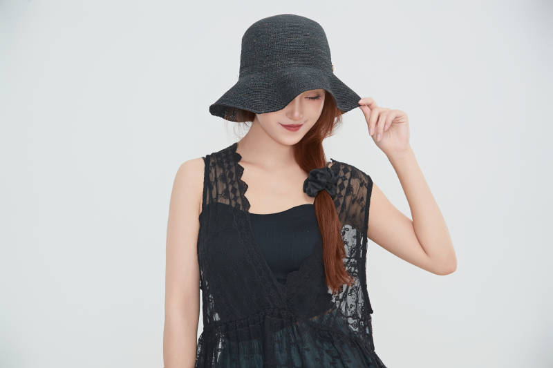 在摄影棚拍摄的青年时尚女性图片