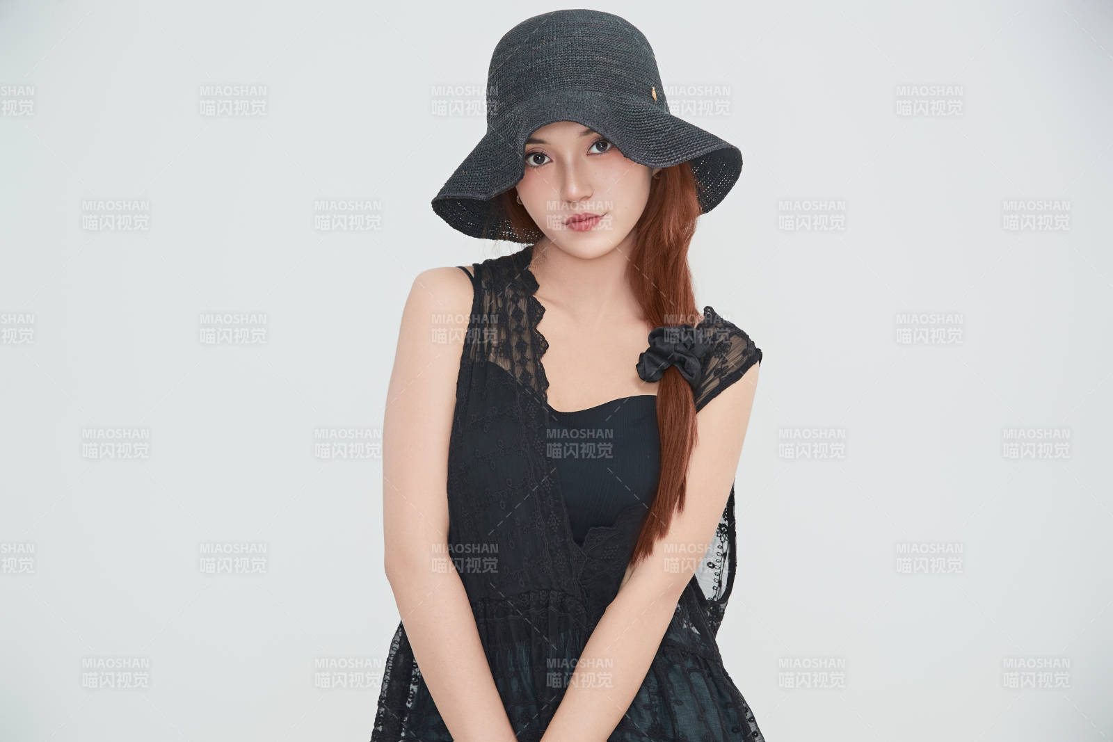 在摄影棚拍摄的青年时尚女性图片