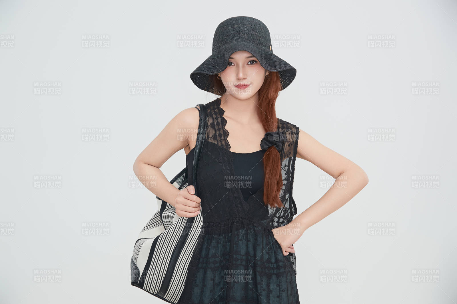 在摄影棚拍摄的青年时尚女性图片