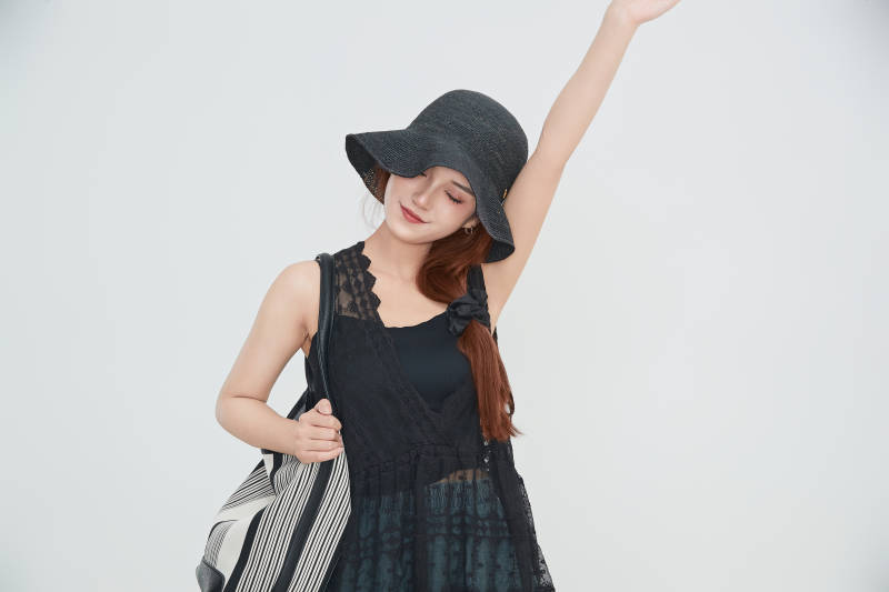 在摄影棚拍摄的青年时尚女性图片