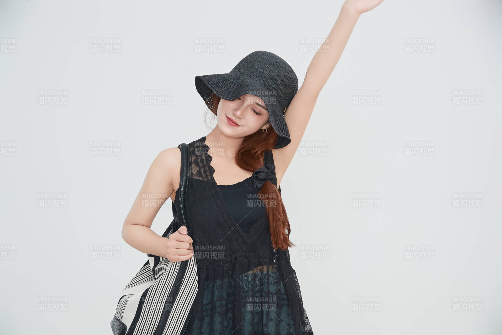 在摄影棚拍摄的青年时尚女性图片