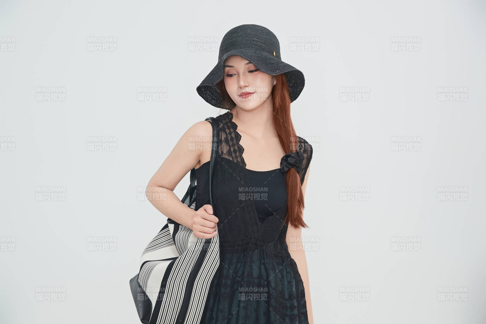 在摄影棚拍摄的青年时尚女性图片