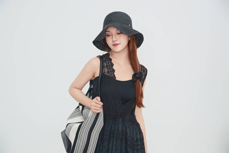 在摄影棚拍摄的青年时尚女性图片