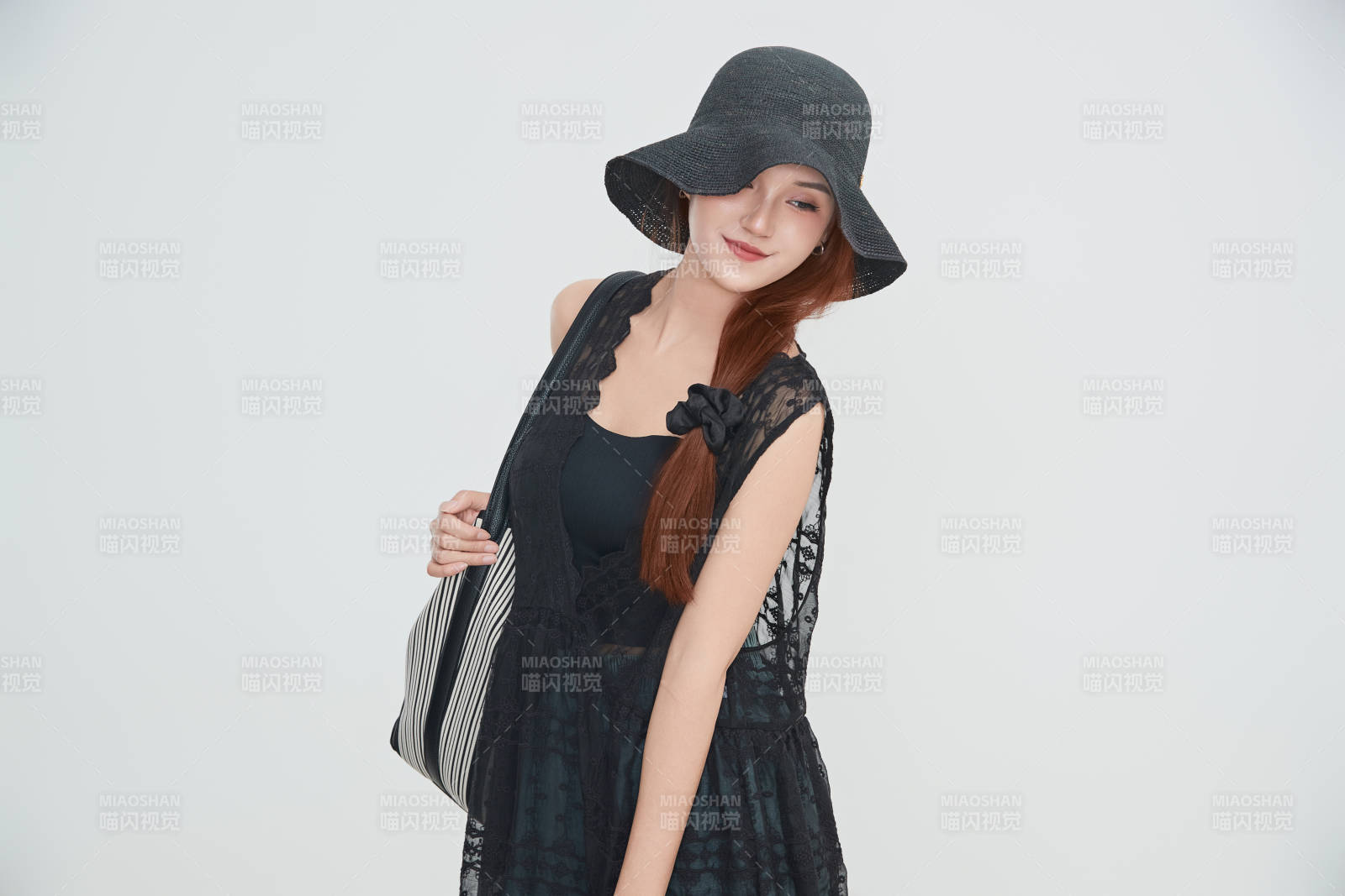 在摄影棚拍摄的青年时尚女性图片