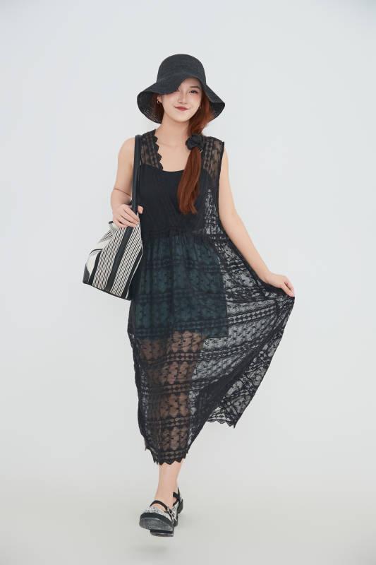 在摄影棚拍摄的青年时尚女性图片