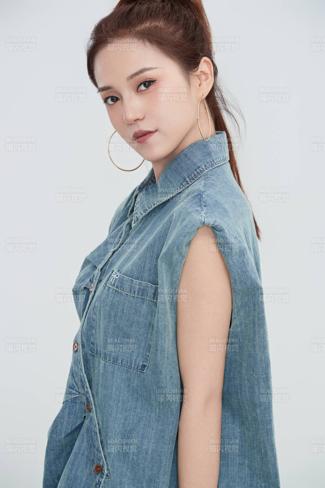 在摄影棚拍摄的青年时尚女性图片