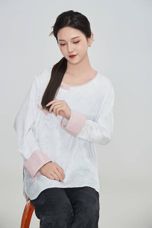 在摄影棚拍摄的青年时尚女性图片