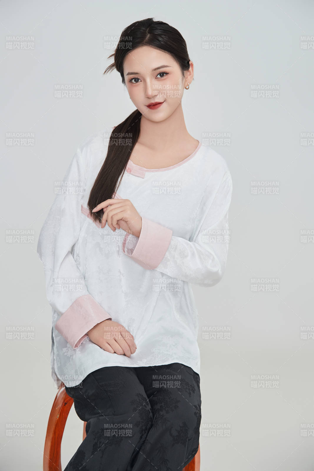 在摄影棚拍摄的青年时尚女性图片