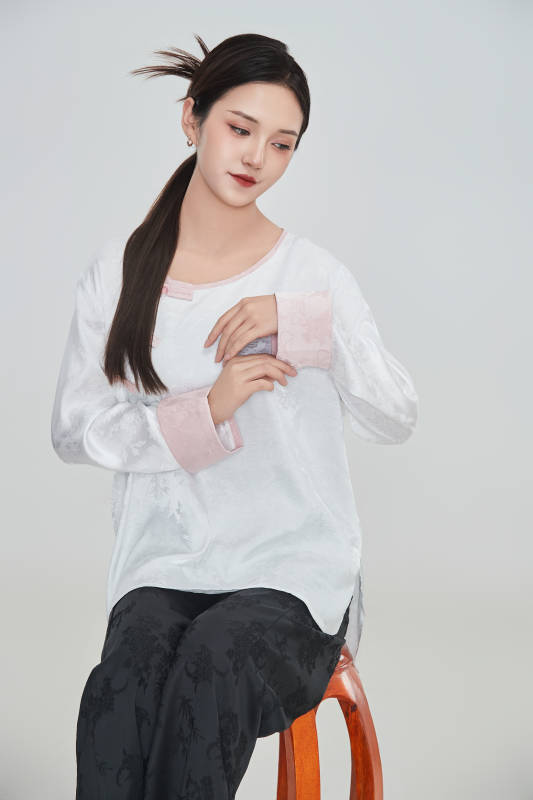 在摄影棚拍摄的青年时尚女性图片