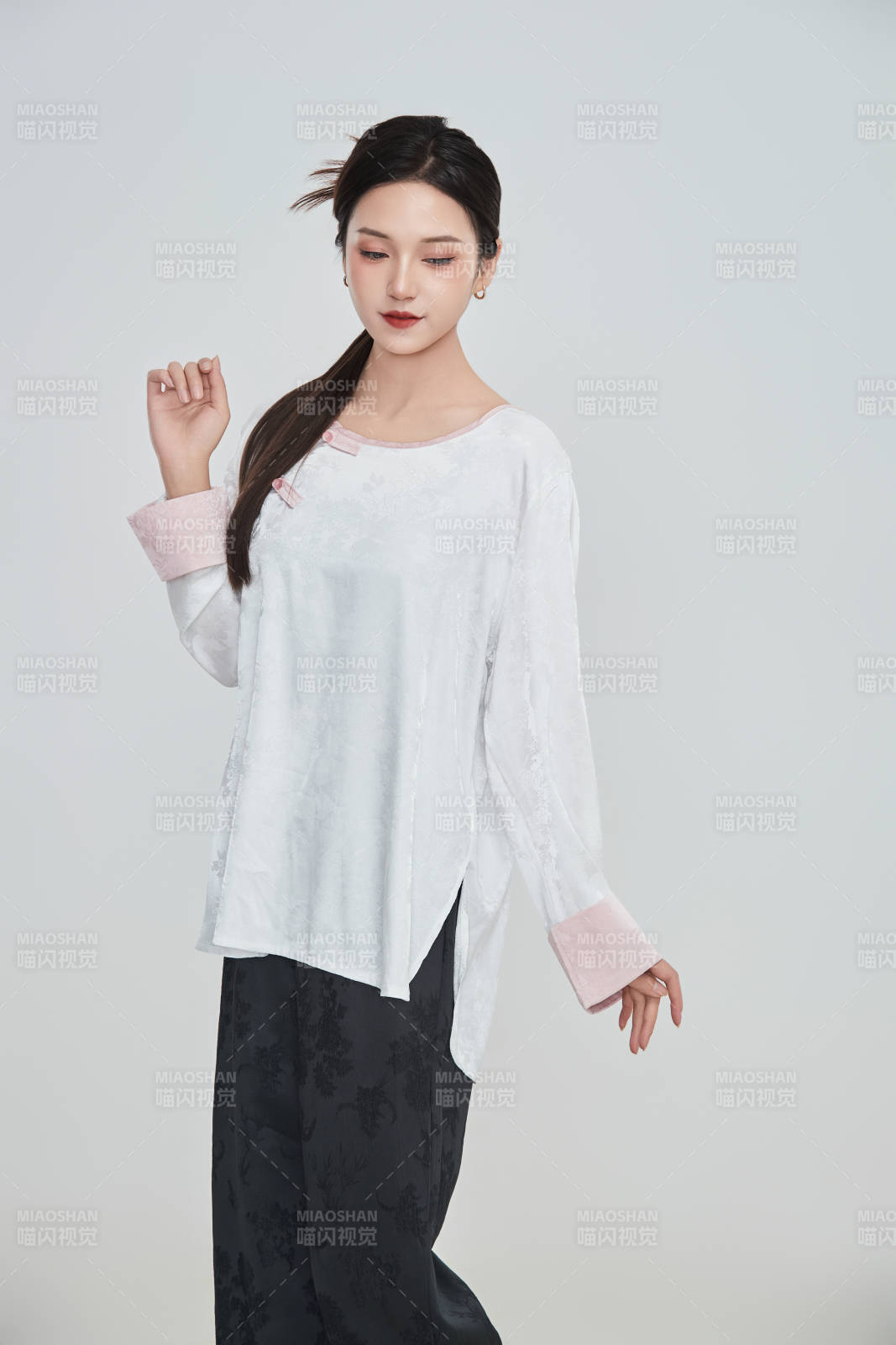 在摄影棚拍摄的青年时尚女性图片