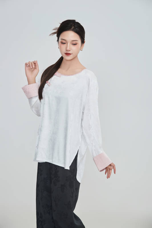 在摄影棚拍摄的青年时尚女性图片