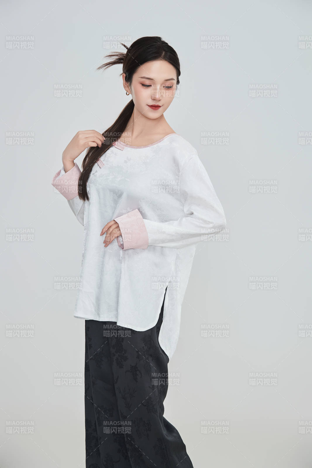 在摄影棚拍摄的青年时尚女性图片