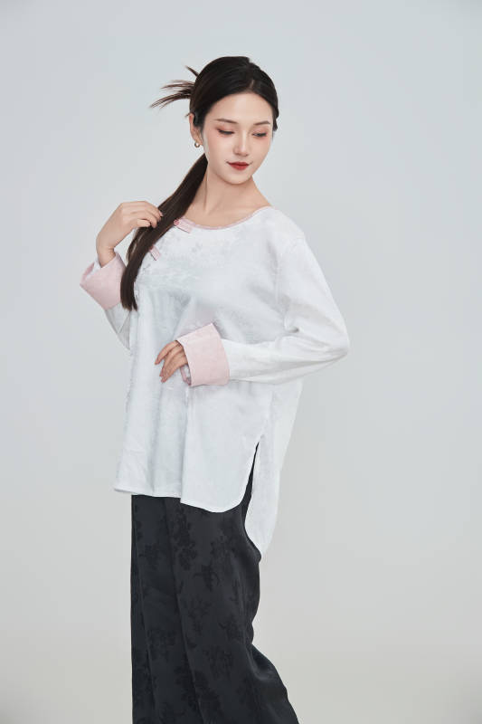 在摄影棚拍摄的青年时尚女性图片