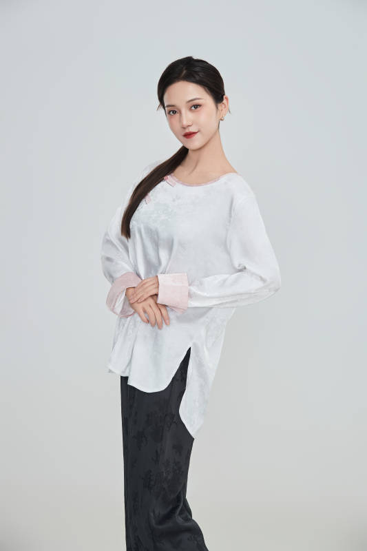 在摄影棚拍摄的青年时尚女性图片