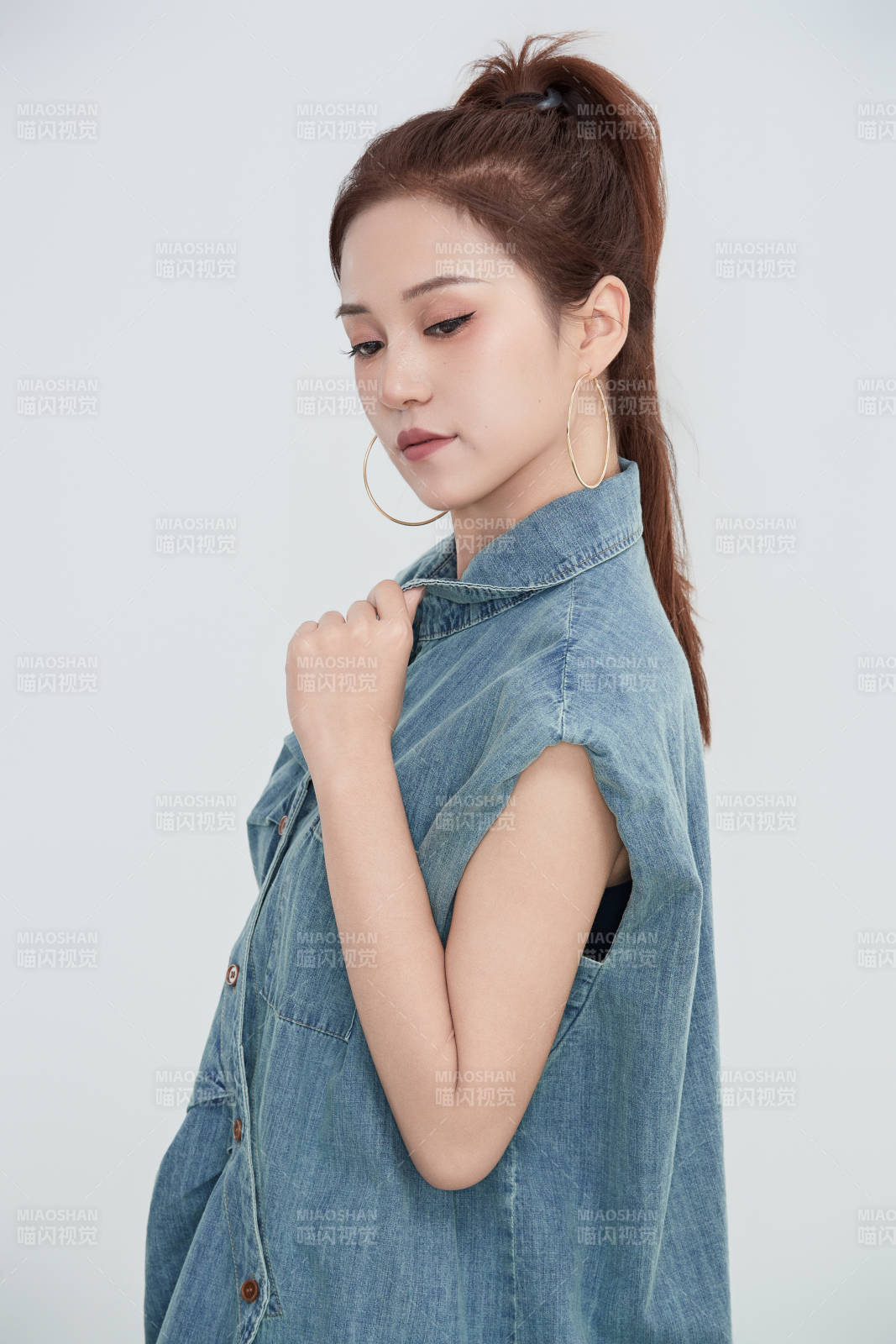 在摄影棚拍摄的青年时尚女性图片