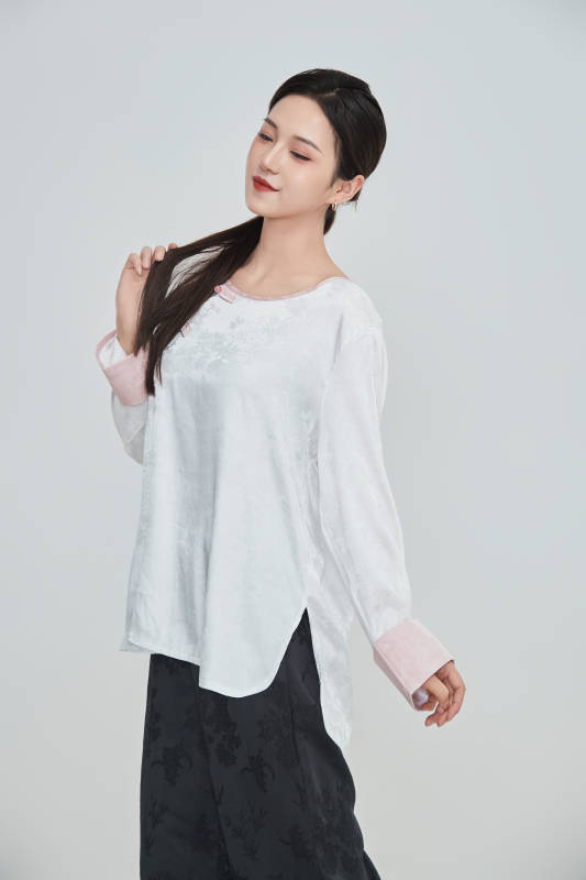 在摄影棚拍摄的青年时尚女性图片