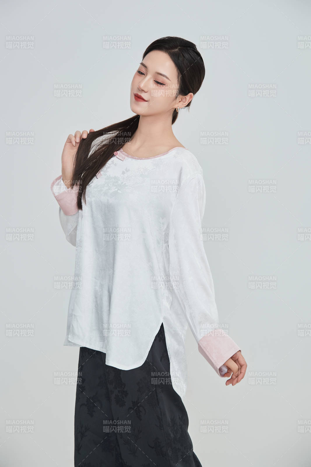 在摄影棚拍摄的青年时尚女性图片