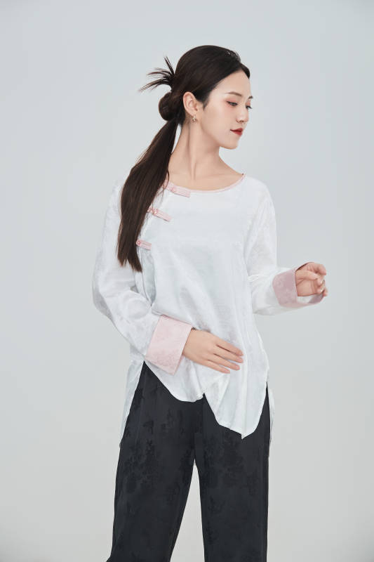 在摄影棚拍摄的青年时尚女性图片