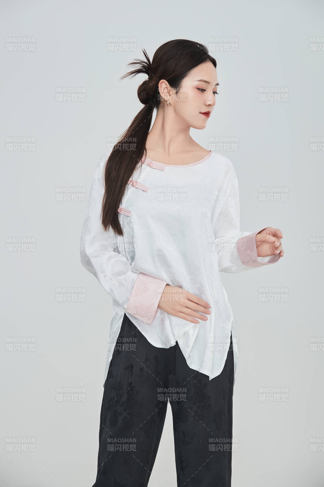 在摄影棚拍摄的青年时尚女性图片